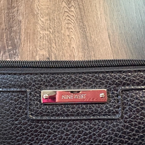 2 Clutches for 1 – Black & Cream – Good Condition - Picture 7 of 10